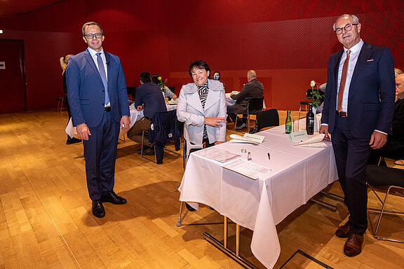 Foto_01_Angelobung_mit_Bezirkshauptfrau_Außerweger.jpg  