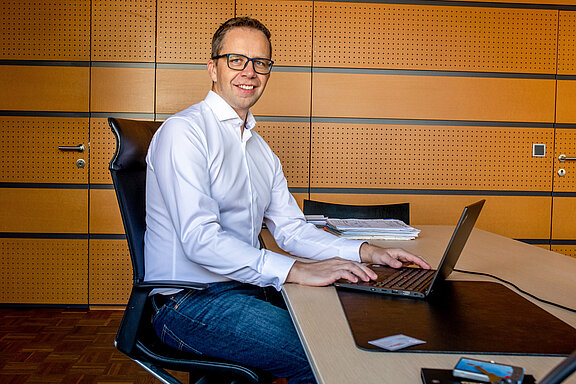 Foto_02_Neuer_Bürgermeister_im_Amt.jpg  